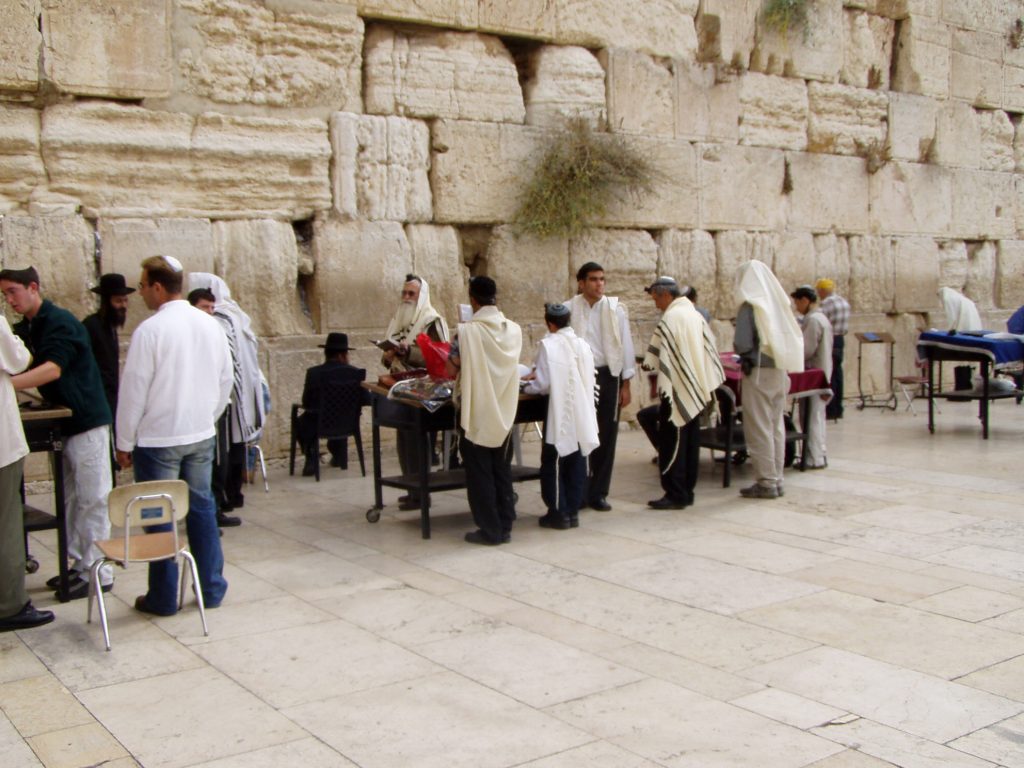 Người Do Thái cầu nguyện tại bức tường than khóc nổi tiếng.