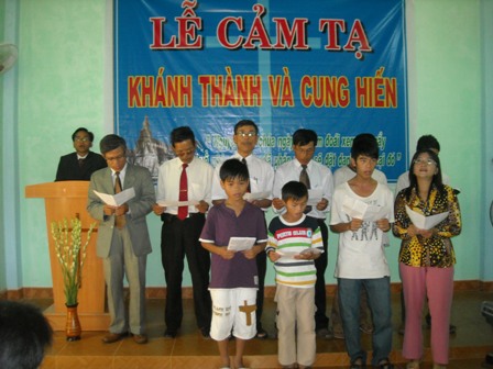 Ban_Hat_HT_Bap-tit_Duc_tin_Huyen_Thang_Binh_tham_gia_ca_ngoi_Chua__e__