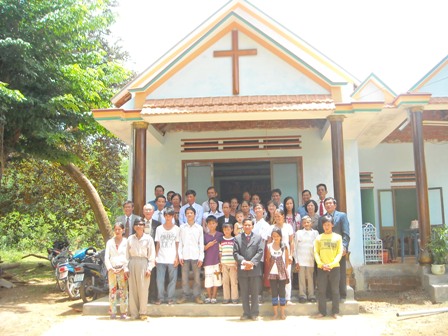 Cac_toi_con_Chua_chup_hinh_luu_niem_truoc_Nha_Nguyen_moi__e_