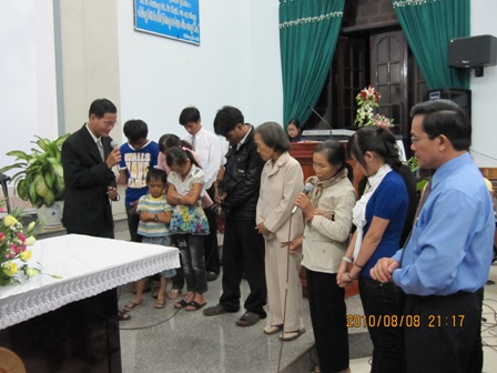 hnh_11_-_Mc_S_Chu_Vn_Hng_hng_dn_cho_cc_thn_hu_cu_nguyn_tip_nhn_Cha_eee