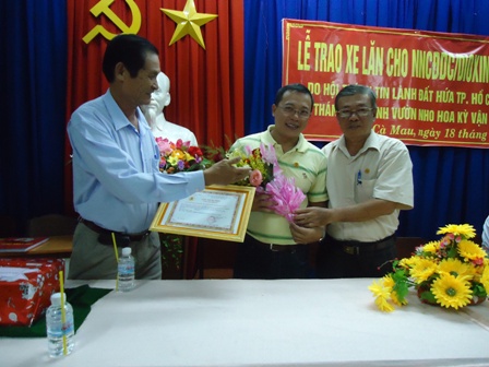 UBND_CaMau_tang_bang_khen_e