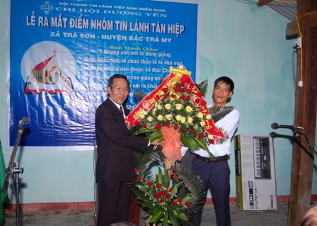 Lng_hoa_chc_mng_ca_Cng_An_tnh_Qung_Nam
