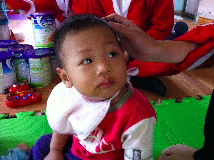 Nhung_tre_em_mo_coi_can_ban_tay_giup_do_cua_con_cai_Chua_Resized
