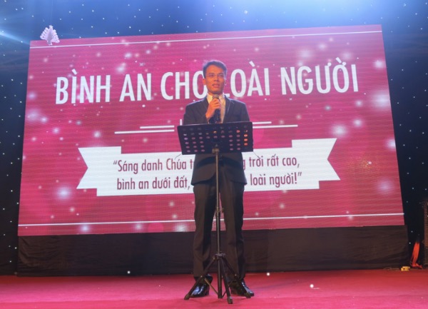 105 Thân hữu tiếp nhận Chúa trong đêm Giáng Sinh tại HTTL Hà Nội