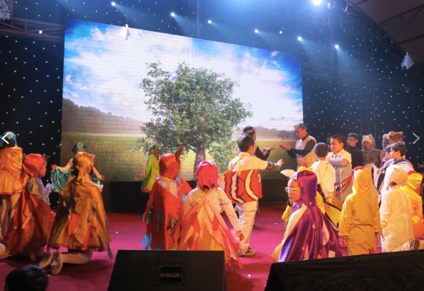 105 Thân hữu tiếp nhận Chúa trong đêm Giáng Sinh tại HTTL Hà Nội