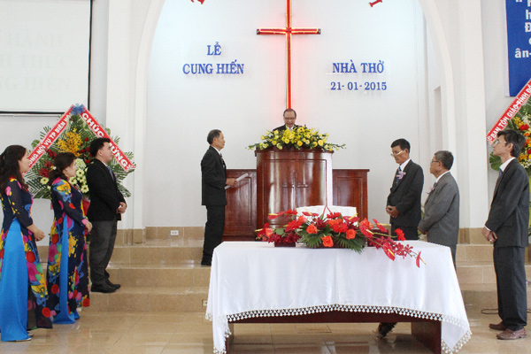 Mục sư Nguyễn Tờn cử hành nghi thức cung hiến.