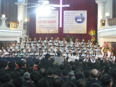 ban hat sv khoa IV ton vinh Chua