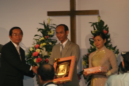 dai dien bts trao ky niem chuong cho ms binh