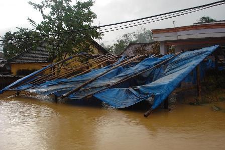 khanh binh nuoc ngap nha dan