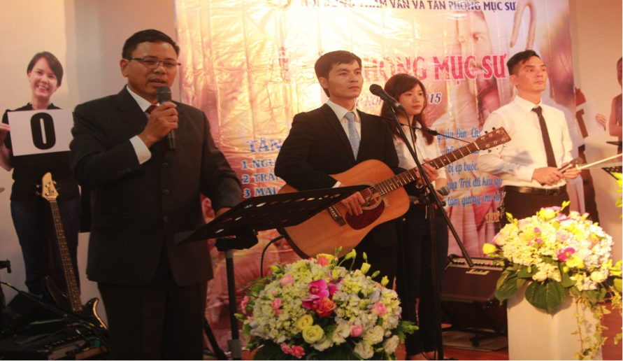 Mục sư Nguyễn Văn Cầm hướng dẫn chương trình.