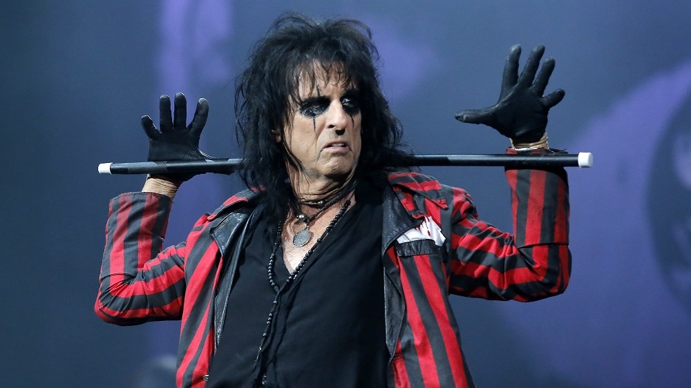 Hình ảnh Alice Cooper được xây dựng đầy bạo lực trên sân khấu.