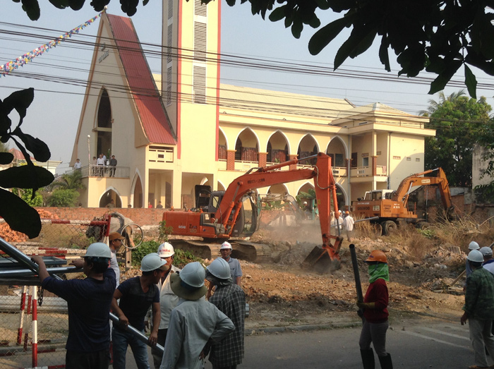 Chính quyền khẩn trương đập phá.