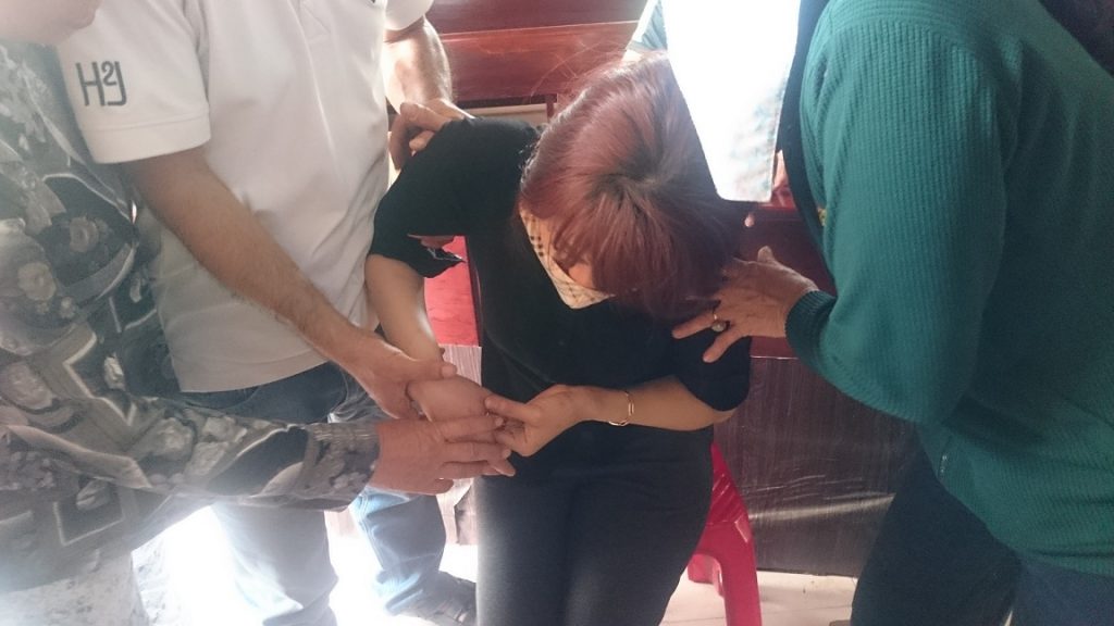 Một tín hữu bị thương trong khi xô xát với công an và côn đồ vào buổi sáng.