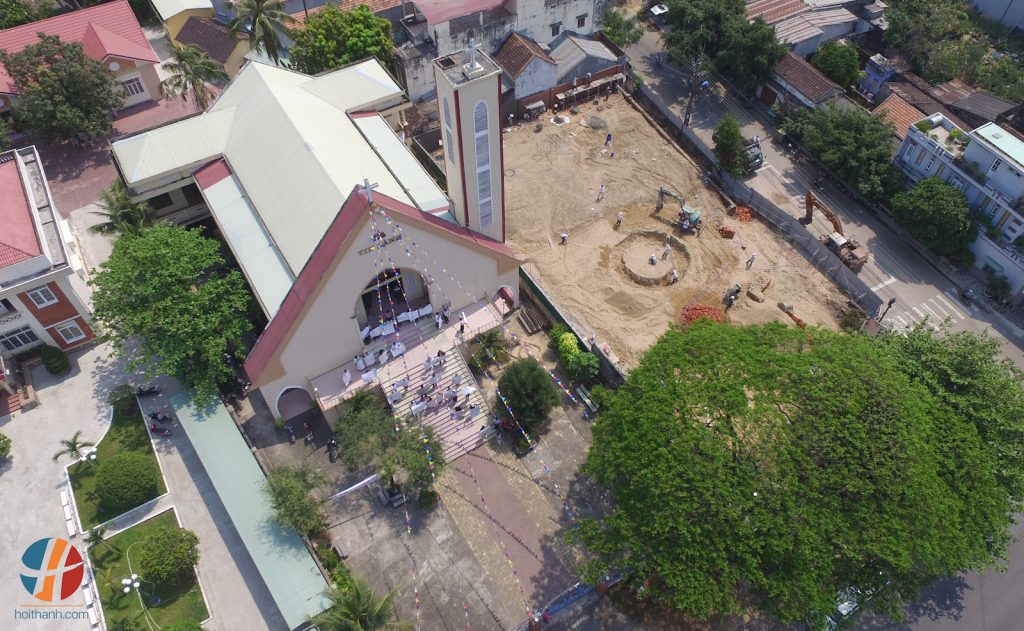 10h sáng, tín hữu trong Hội Thánh ra trước nhà thờ đưa cao biểu ngữ bày tỏ bức xúc.