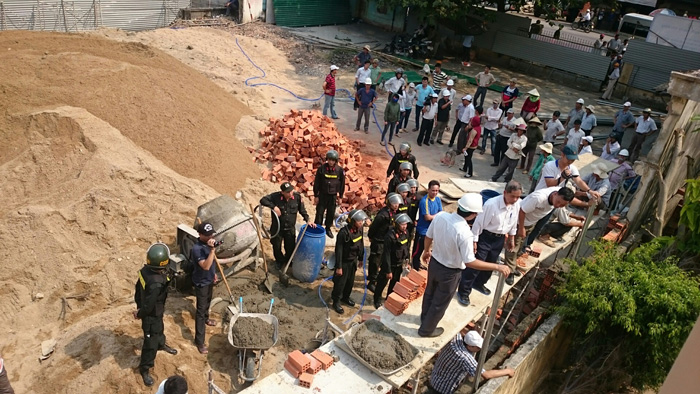 Cảnh sát cơ động hỗ trợ chính quyền để chiếm dụng phần đất của HTTL Phú Phong.