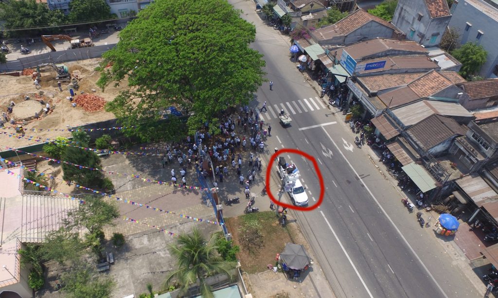 Xe âm thanh nhằm át tiếng phản đối cách ôn hòa của tín hữu ngay trước nhà thờ.