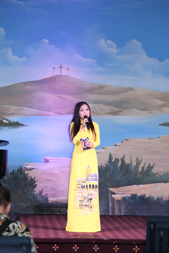 Ca sĩ Bích Vân dẫn chương trình.