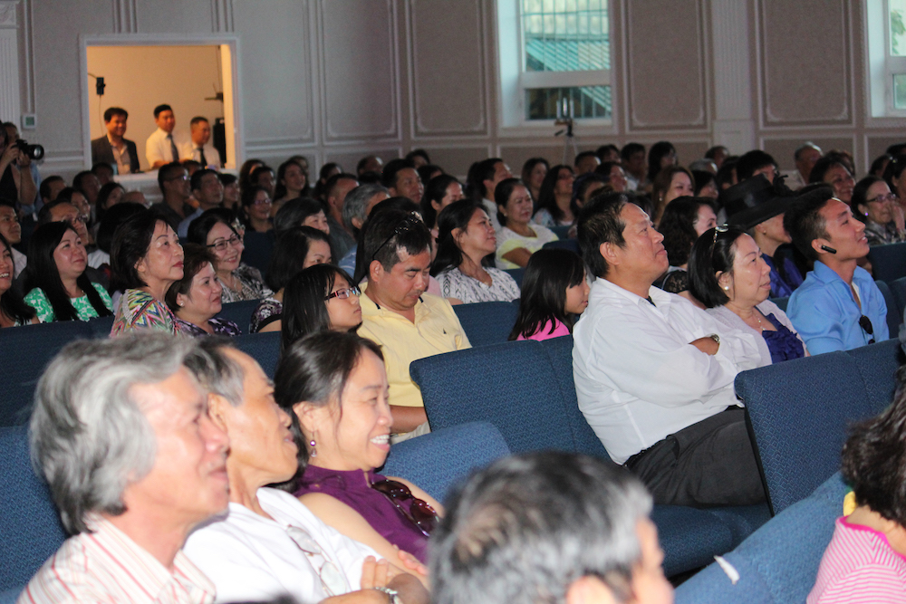 Thân tín hữu tham dự chương trình