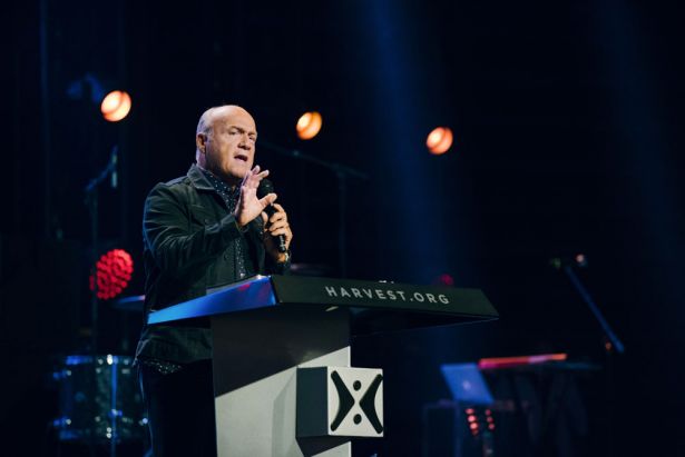 Mục sư Greg Laurie với thông điệp Phúc Âm.