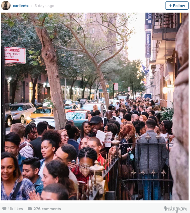 Hàng người xếp hàng chờ vào buổi nhóm của Hillsong NYC.