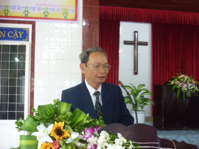 Mục sư Trí sự Trà Văn Cam có lời chúc mừng quý cụ.