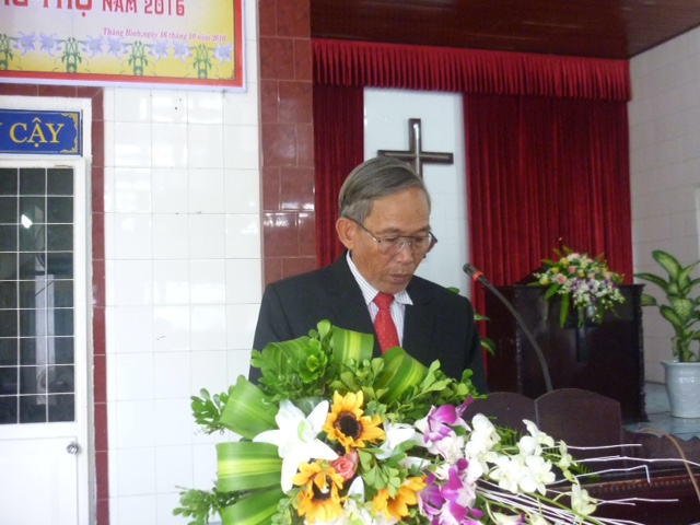 Ông Phan Hiệp – Trưởng ban Lão niên đọc thơ chúc mừng.