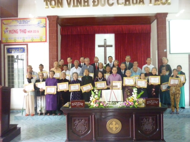 Các cụ nhận Giấy Mừng thọ.
