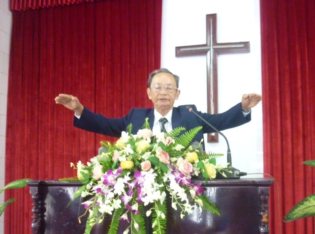Mục sư Trí sự Trà Văn Cam chúc phước.