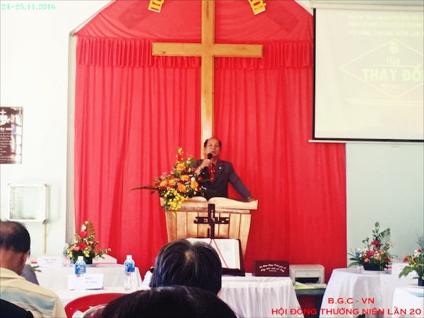 Mục sư Hội Trưởng đọc diễn văn khai mạc.