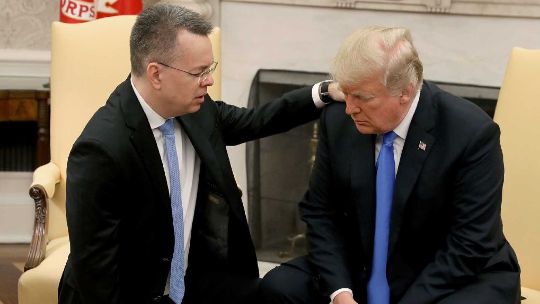 Mục Sư Mới Được Phóng Thích Muốn Cầu Nguyện Cho Tổng Thống Trump; Trump Đã Đáp Lại Một Cách Hoàn Hảo