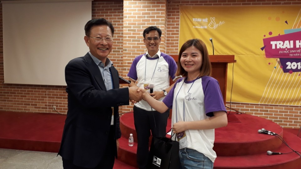 Doanh Nhân Kim Dok Ha Làm Chứng Cho Du Học Sinh Việt Nam Tại Hàn Quốc
