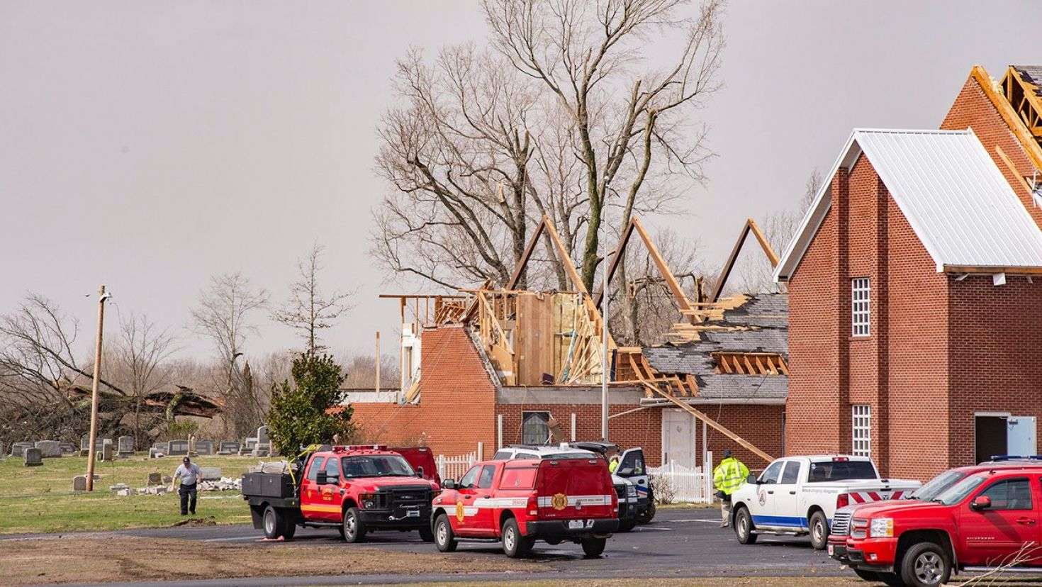 Các em Trường Mẫu Giáo Kentucky Hát Bài Hát ‘Chúa Yêu Em’ Trong Khi Cơn Lốc Xoáy Tốc Bay Mái Trường Học