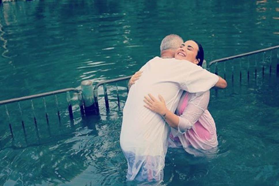 Ca Sỹ Demi Lovato Kỷ Niệm Chuyến Đi Đến Israel: “Tôi Chưa Bao Giờ Cảm Thấy Được Tươi Mới Hơn Lúc Này”, Khi Đã Chịu Phép Báp-têm Tại Sông Giô-đanh