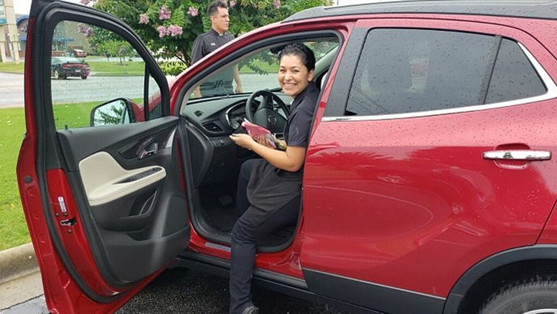 Nữ Phục Vụ Bàn Được Tặng Chiếc Xe Buick 2019: ‘Tôi Nhận Như Một Món Quà Từ Chúa’