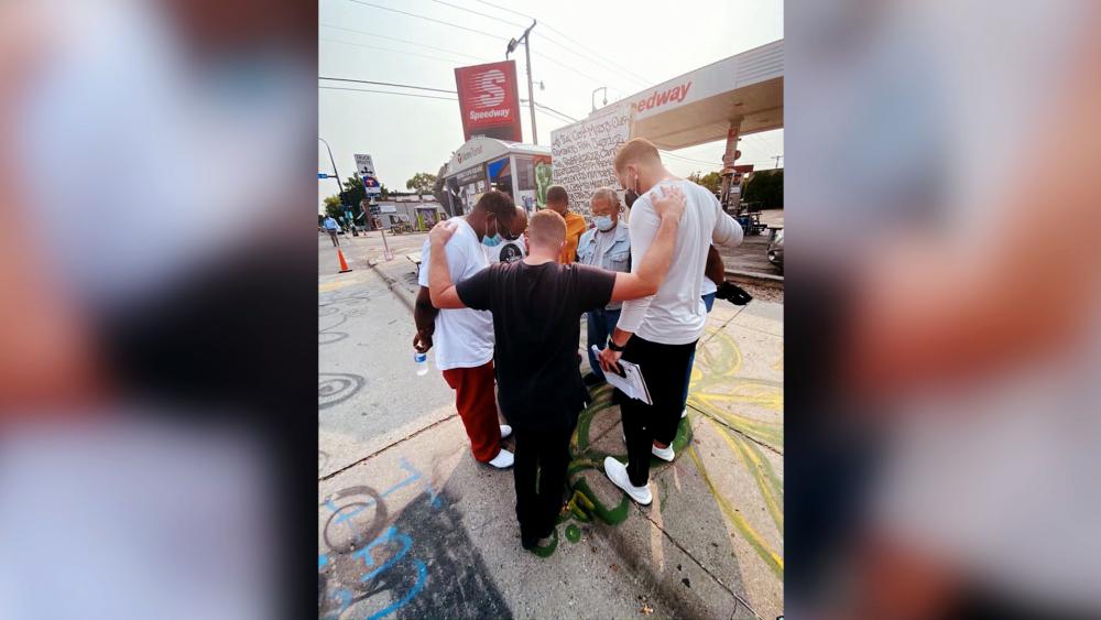 'Chúa Giê-xu Là Đấng Mà Mọi Người Đang Tìm Kiếm': Nhà Truyền Giáo Nick Hall Đã Chứng Kiến Hơn 100.000 người đến với Chúa Giê-xu