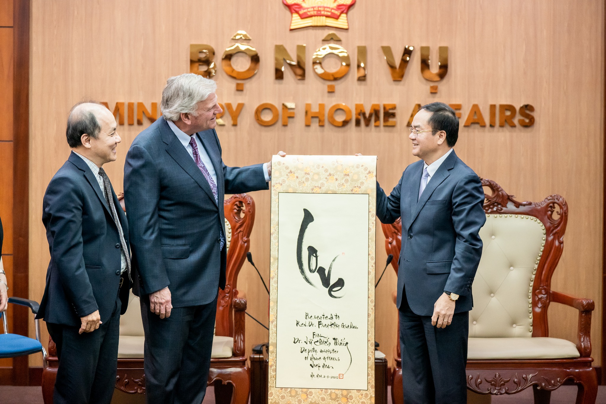 Mục sư Franklin Graham đã có buổi gặp gỡ với Thứ-trưởng Bộ Nội-vụ, Vũ Chiến Thắng tại Hà Nội