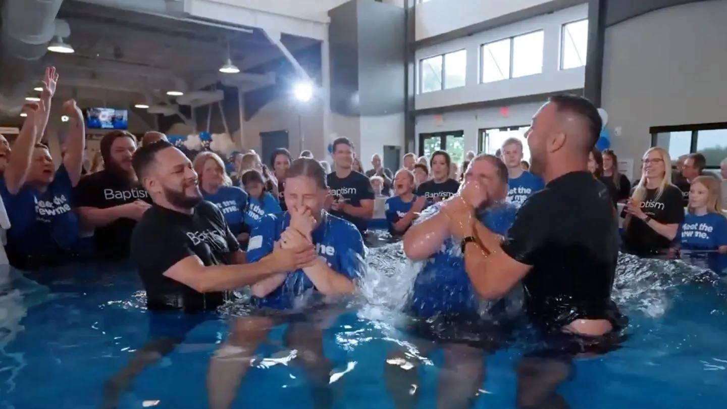 Mục Sư Craig Groeschel Nói Hội Thánh Đang 'Ở Giữa Cơn Phấn Hưng' Khi 2.000 Người Chịu Phép Báp-têm