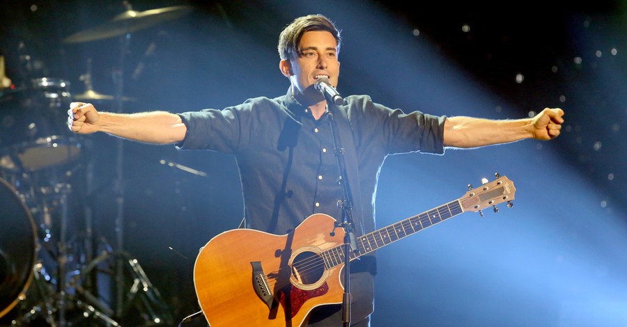Phil Wickham Báo Cáo 'Hàng Nghìn Người Đã Nhận Được Sự Cứu Rỗi' Trong Chuyến Truyền Giảng Mùa Hè