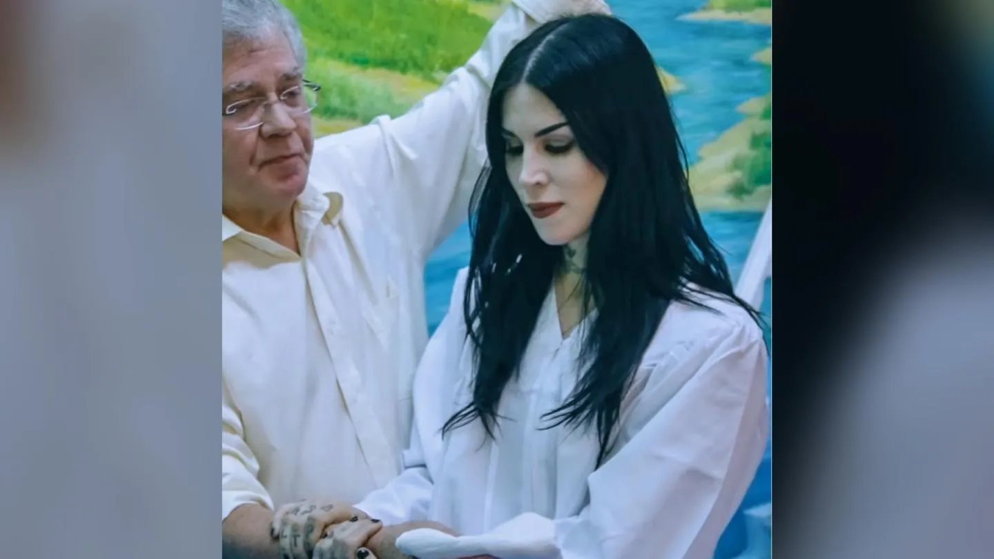 Kat Von D Được Báp-têm Sau Khi Từ Bỏ Bóng Tối Để Đón Nhận 'Tình Yêu Và Ánh Sáng' Mà Cô Tìm Thấy Nơi Chúa Giê-xu
