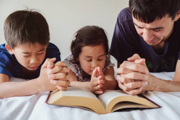 Khi Thế Giới Dần Mất Đi Giá Trị Đức Tin - Làm Thế Nào Cha Mẹ Có Thể Nuôi Dưỡng Lòng Tin Kính Trong Con?