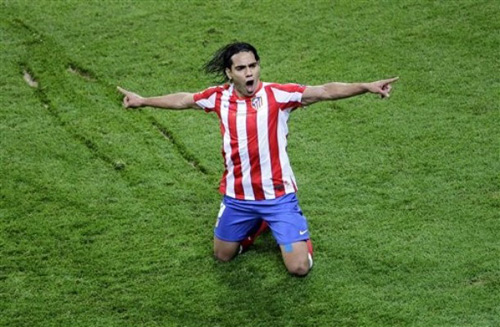 1336617260-bong-da-falcao1