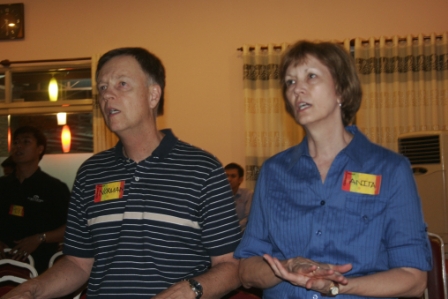 8_vo_chong_ong_norman_tac_gia_cuon_sach_duong_den_thanh_cong_448x299