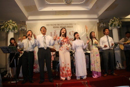 Ban_hat_Revival__ton_vinh_Chua_448x299