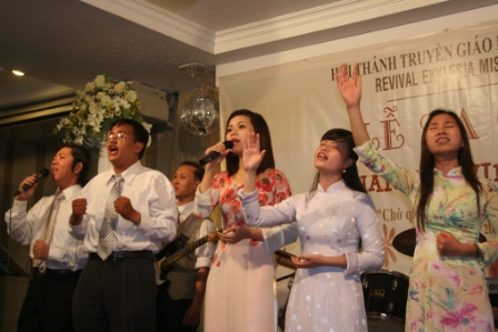Ban_hat_ton_vinh_Chua_448x299