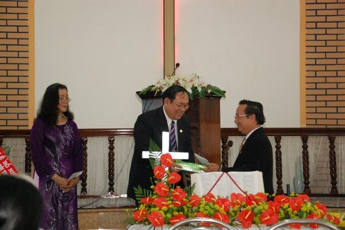 Dai_Dien_HTTL_Tuy_hoa_tang_qua_640x426_500x333