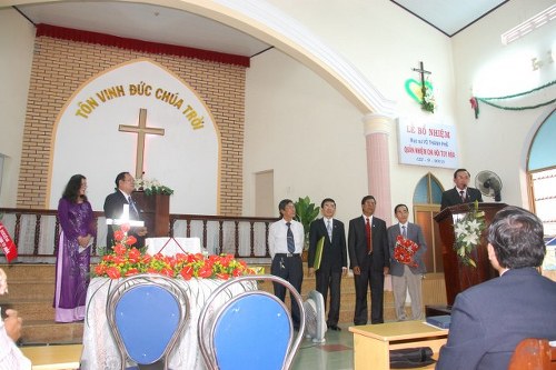 Dai_dien_MS_Thuu_HT_Phuoc_An_tang_qua_640x426_500x333