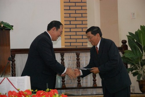 MS_Nguyen_Van_The_BDD_Binh_Dinh_tang_qua_640x426_500x333