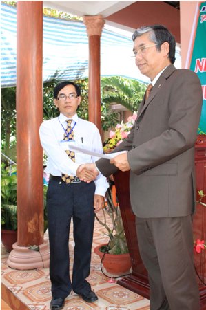 MS._Nguyn_Vn_Ngc_UVTLH_trao_giy_chng_nhn_Chi_hi_cho_th_k_HT_Hi_An