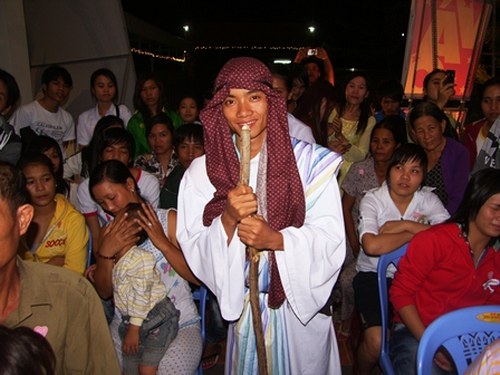 5._Thn_h_u_theo_d_i_ho_t__c_nh_Cha_Ging_Sinh__500x375