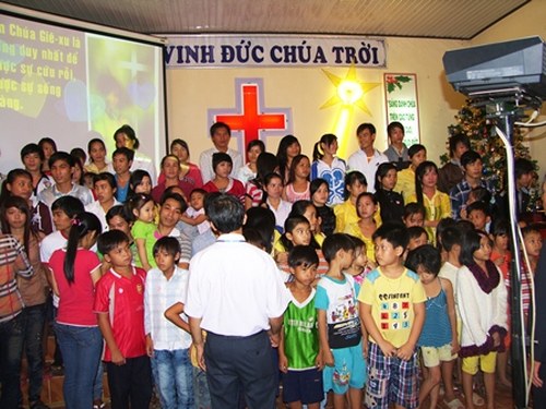8._Nhi_u_ng__i_b__c_ln_tin_nh_n_Cha_500x375
